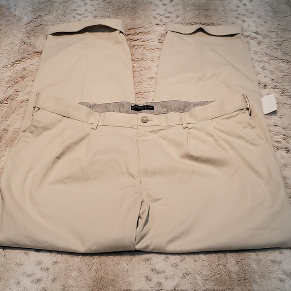 Dockers Relaxed Fit Chino Beige Khaki Cuffed Pant Size 38x32 New With Tags - Picture 2 of 4